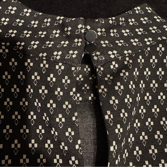 Banana Republic Black and Gold Patterned Mock Neck Shell Sleeveless Top SZ M - Picture 6 of 9